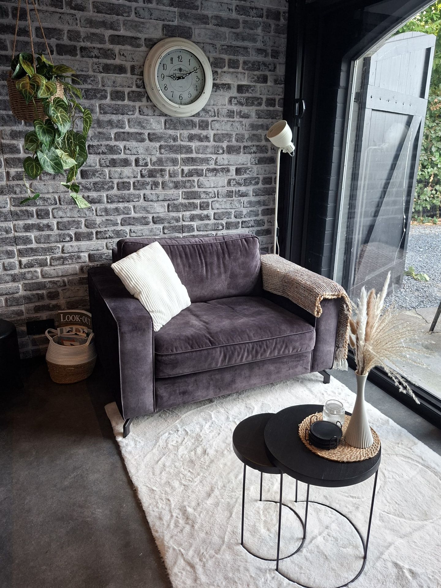 Knus zithoekje met fauteuil bij het raam