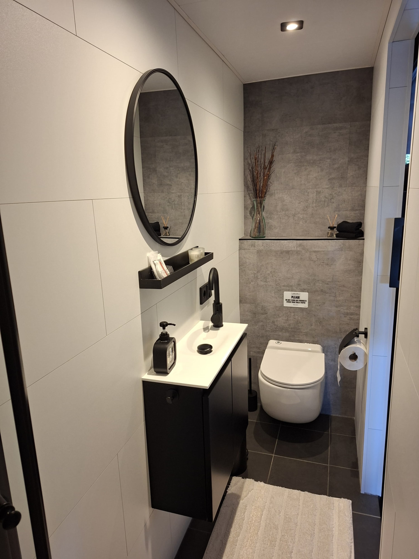 Toilet en wastafel in het eigen badkamertje