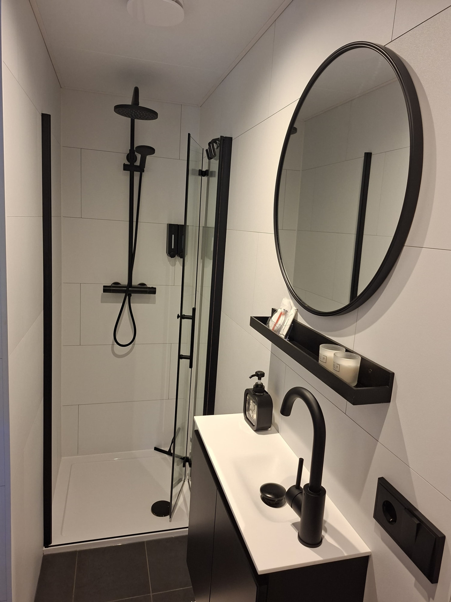 Moderne badkamer met inloopdouche
