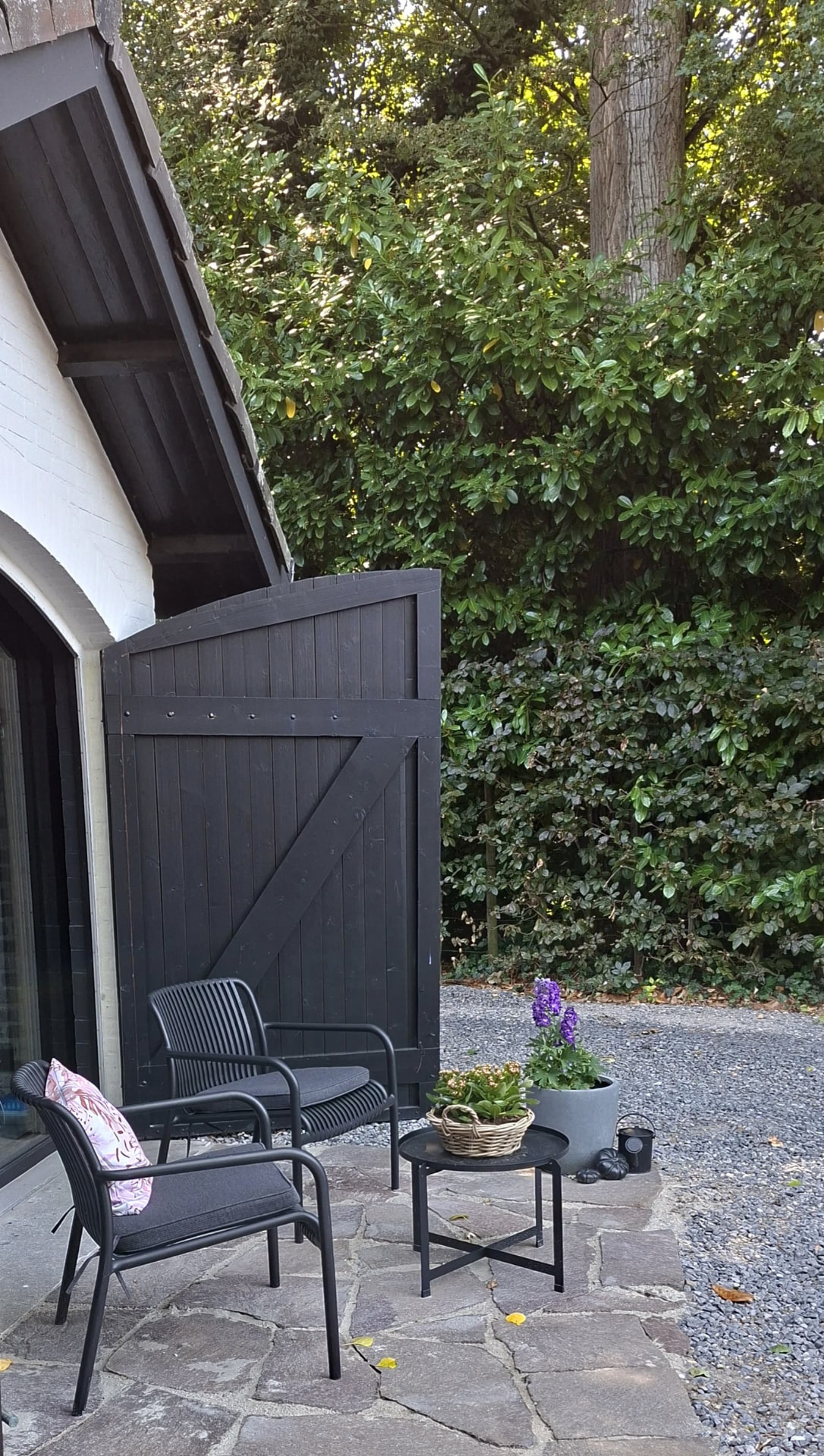 Eigen privé terras met stoelen bij de entree