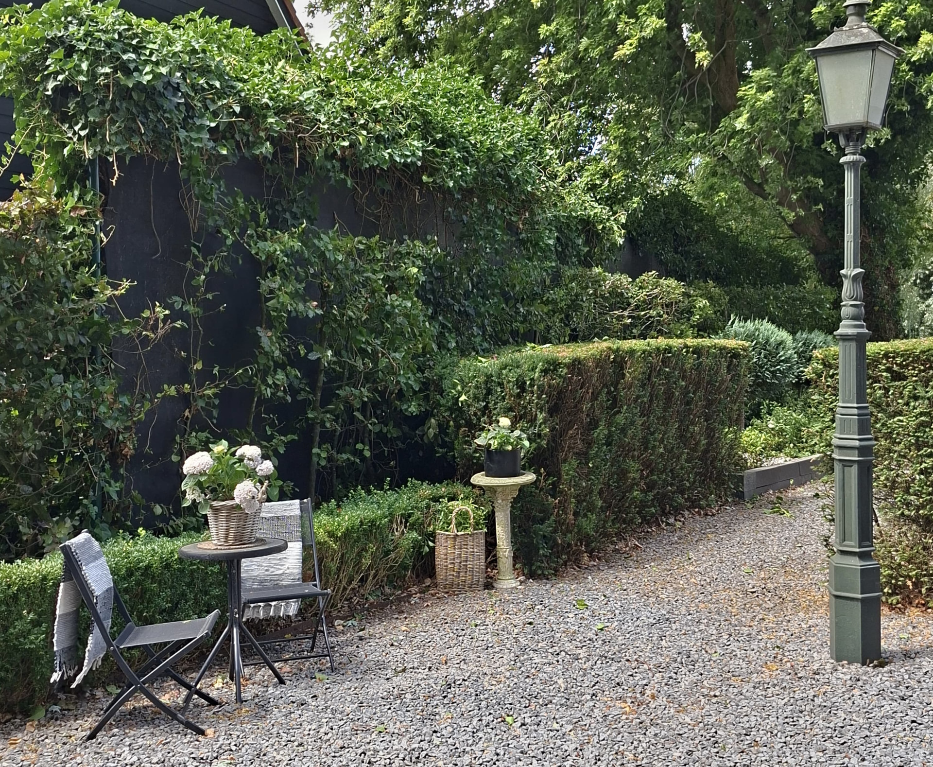 Zithoekje in de tuin met tafeltje
