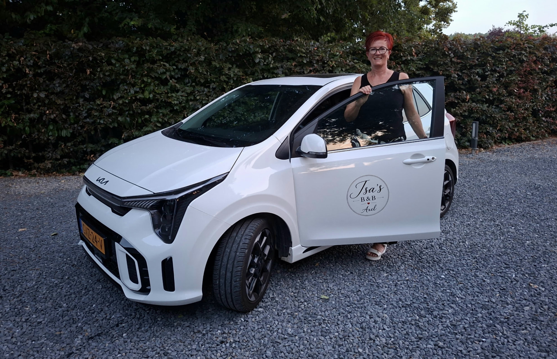 Isabel bij de auto van Isa's B&B Axel