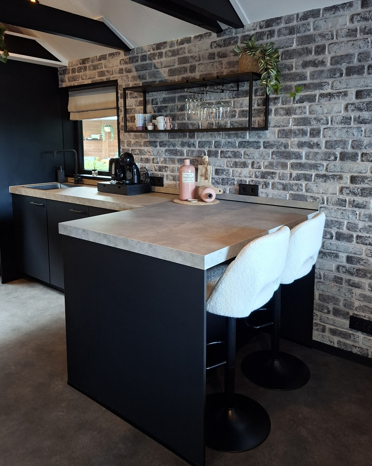 Bar met twee barkrukken in de keuken