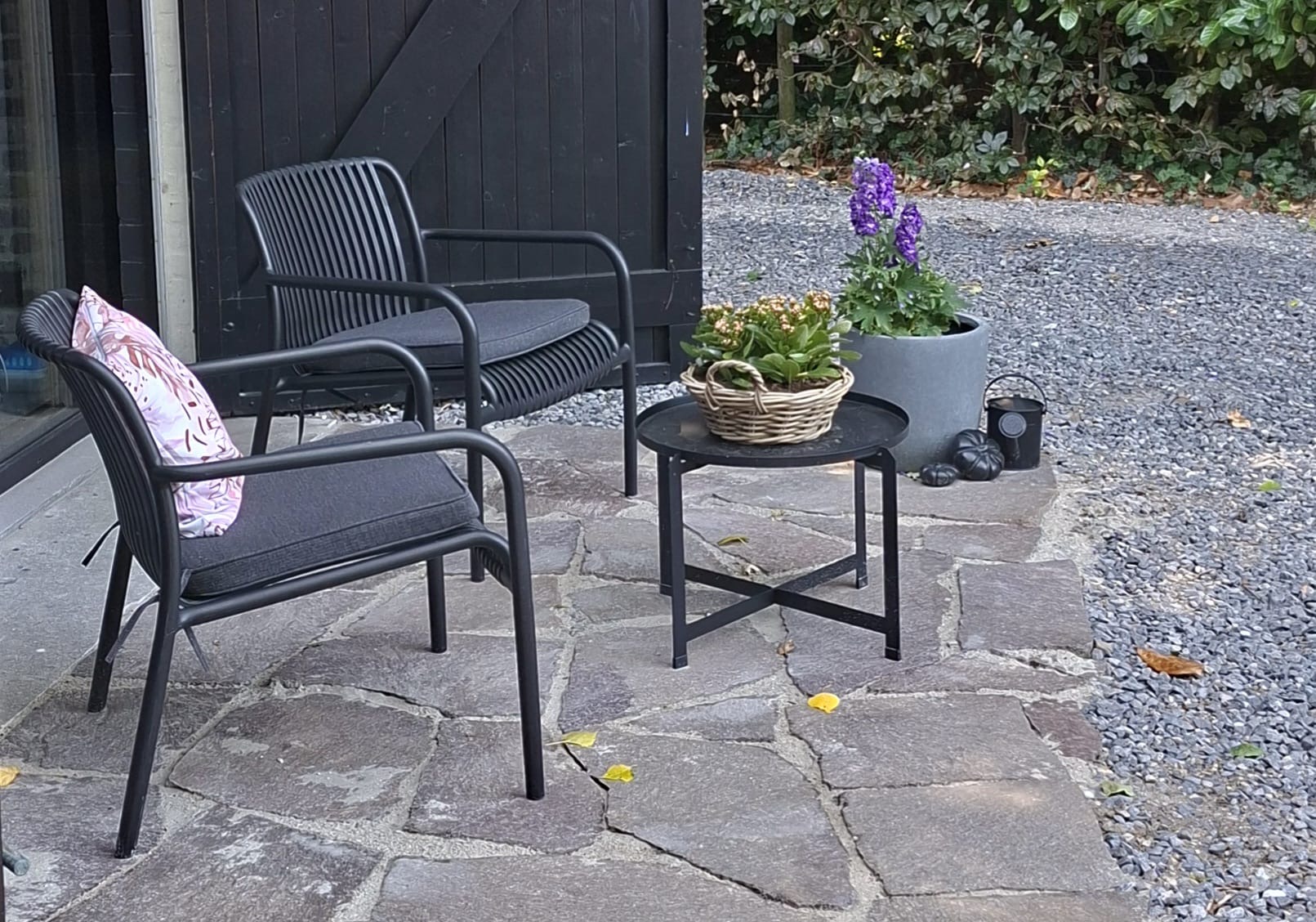 Eigen privéterras met stoelen bij de entree